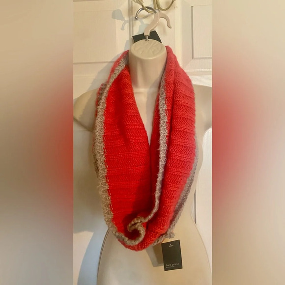 Nordstrom FREE PRESS Knit Pink Grey Infinity Chuncky Knit Scarf OS New - Picture 2 of 2